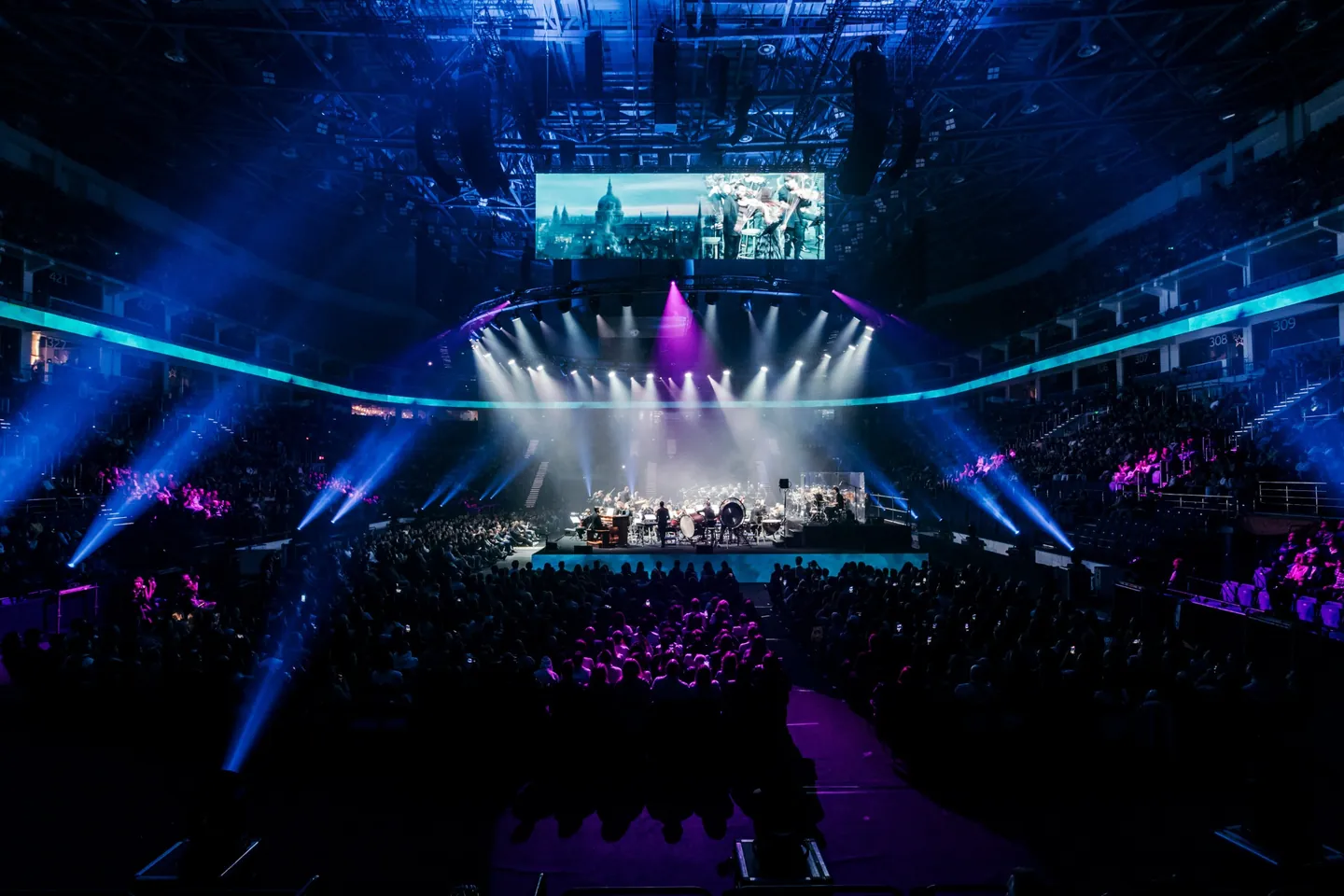 Арена в синих лучах света