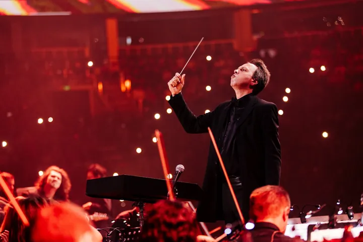 Дирижёр Imperial Orchestra во время исполнения