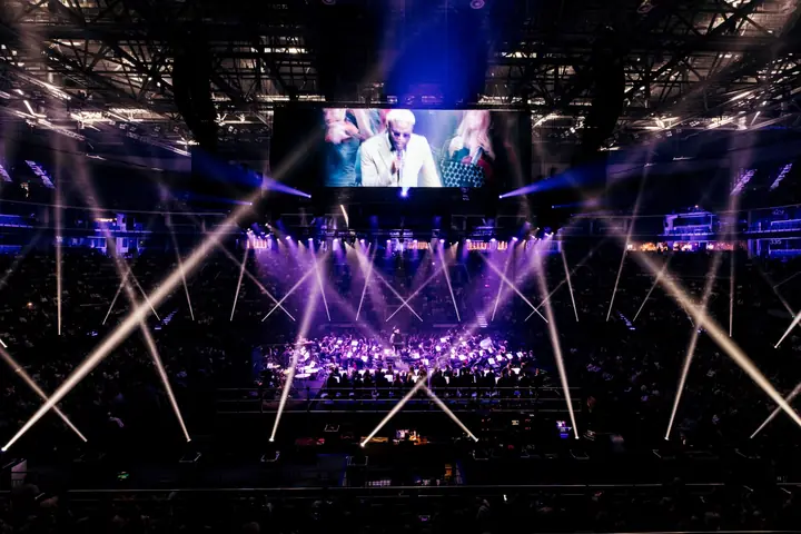 Оркестр Imperial Orchestra на арене в лучах синего и фиолетового света